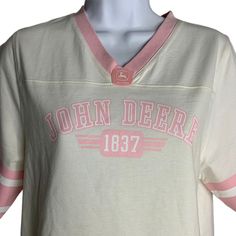 John Deere Jersey Style T Shirt M White Pink Short Sleeve V Neck TractorsGood conditionChest: 18" laying flatSleeves: 12"Length: 25" shoulder to hem100% CottonMade in Indonesia White V-neck Top For College, Jersey Style, Style T Shirt, Pink Shorts, John Deere, New Shop, White Cotton, Indonesia, V Neck