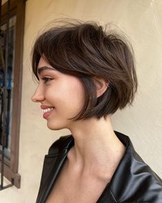 French Bob Outfit Parisian Chic, Super Short Bob Haircut, Short Bob On Round Face, Bixie Colour Hair Colors, Long Pixie Haircut For Thick Hair, Women’s Short Hair, "bixie" Haircut 2022, Super Short Bob Hairstyles, Super Short Hair Styles