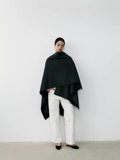 THE CASHMERE CAPE - CHARCOAL – THE CURATED Black Cape Outfit, Boyfriend Coat, Cape Outfit, Cashmere Cape, Cape Style, Mens Fashion Classic, Classic Coats, Fantasy Novel, Cashmere Coat