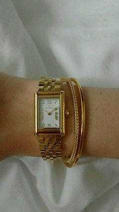 Golden Watch With Bracelet, Golden Watch Aesthetic, Bracelet Stack Ideas Gold, Gold Watch Aesthetic, Golden Watch Women, Minimalist Accessories Jewellery, Jewellery Stack, Vintage Watches Women, Gold Watches Women