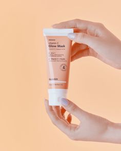 Purify your pores and give your skin a brightening boost with the Hanskin Vitamin C Glow Mask. Infused with brightening vitamin C, this mask works to soften the look of dark spots while balancing oil production. Vitamin C is rich in antioxidants, it helps aid in skin's regeneration for a smoother, glowier complexion. Detoxifying kaolin and bentonite clays work together to minimize the look of pores and absorb excess oil. Lightweight hydrators, like sodium hyaluronate, prevent dryness and keep sk Soko Glam, Green Tangerine, Skin Care Guide, Acne Oil, Glow Mask, Tranexamic Acid, Oil Production, Anti Aging Ingredients, Skin Complexion