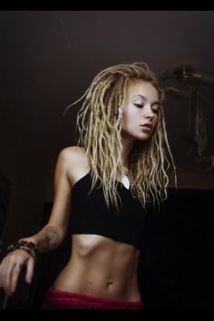 etwas sehr dünn, aber schöne dreads White Girl Dreads, Dreadlocks Girl, Blonde Dreads, Natural Dreads, Natural Human Hair, Cool Blonde Hair, Dreads Girl, Short Human Hair Wigs, Beautiful Dreadlocks