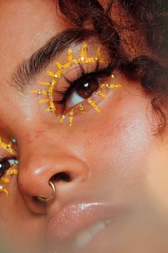 5 Epic Eye Art Trends That You *Need* to Try Out ASAP Festival Make Up, Creative Makeup Looks, Festival Makeup, Hooded Eyes, Eye Makeup Art, Afro Art, Editorial Makeup