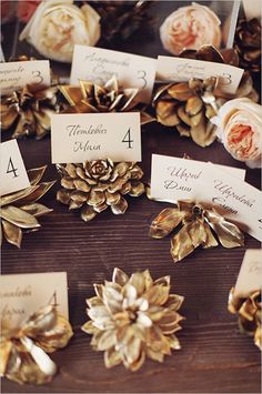 there are many place cards with flowers on them