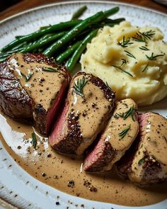 steak, mashed potatoes and green beans on a plate