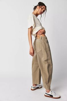 We The Free Good Luck Mid-Rise Barrel Jeans | Free People Look Boho Chic, Barrel Jeans, Moda Denim, Mode Kimono, Suit Type, All Jeans, Denim Outfits, Mode Casual, Pants Fit