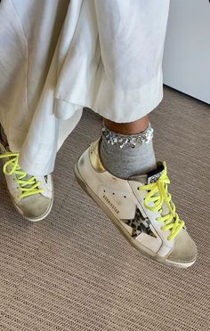 // s h o e s Quoi Porter, Golden Goose Sneakers, Fancy Shoes, Hype Shoes, Shoe Inspo