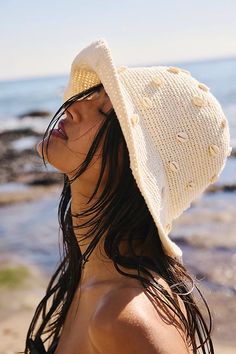 Sunhat Outfit, Beach Head Scarf, Aesthetic Bucket Hat, Free People Hat, Beach Bucket Hat, Straw Bucket Hat, Hat Aesthetic, Hat Styles, Beach Vacation Outfits