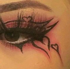 Barb Wire Eyeliner, Emo Inspired Makeup, Alt Red Makeup, Red Halloween Eye Makeup, Draculaura Makeup Look, Hooded Eye Goth Makeup, Cool Eye Makeup Looks, Alt Graphic Liner, Goth Makeup Eyeliner