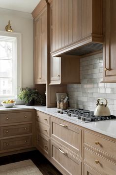 Kitchen With Marble, Marble Tile Backsplash, White Oak Kitchen, Colonial Kitchen, Condo Kitchen, Classic Kitchen, Oak Kitchen, Kitchen Inspiration Design, Marble Tile