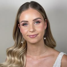 Light Summer Bridal Makeup, Soft Wedding Makeup Hooded Eyes, Wedding Makeup Pink Tones, Natural Glowy Bridal Makeup, Wedding Makeup Fair Skin, Wedding Makeup Blonde, Green Eyes Blonde Hair