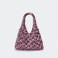 Eleva il tuo look con la borsa Vannifique Rafia Frange: un nuovo design morbido e destrutturato, presentato in tessuto rafia, che evoca un'atmosfera estiva. Rafia Crochet, Desert Shade, Crochet Bags, New Bag, Bra Tops, New Shoes, Mini Bag, Calf Skin, Bags Handbags