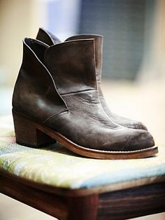 Brooks Ankle Boot | Distressed leather ankle boots, featuring Spanish craftsmanship, chunky wooden heels, and cool split leather design with hidden interior gussets. *By Free Peopl Culinary Dropout, Bota Country, Boots Ankle, Boots Fall, Shoe Obsession, Fall Style