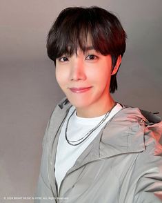 meleyot banget dikasih selfie sama j-hope 🤏🥹 udah pada nonton HOPE ON THE STREET belum? udah tayang 2 episode ya! Hope On The Street, J Hope Selca, Dancing King, J Hope, Extended Play, Boy Scouts, Prime Video