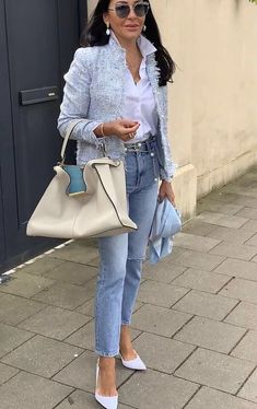 25 ELEGANT OUTFITS WITH JEANS TO WEAR NOW FOR WOMEN OVER 50 - valemoods 2023 Business Fashion, Sophisticated Outfits, Trends 2023, Classy Casual Outfits