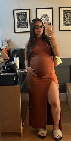 Prego Outfits, Mommy And Baby Pictures, Trendy Maternity Outfits, Pregnancy Goals, Preggo Fashion, Pretty Pregnant