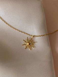 Sun Jewelry Aesthetic, Sun Necklace Aesthetic, Gold Sun Necklace, Anting Manik, Sun Jewelry, Sun Necklace, Minimal Necklace, Dope Jewelry