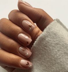 Fall Biab Nails 2022, Short Fall Nails 2022 French Tip, Short Nail Designs Autumn 2022, Short Acrylic Nail Designs For Fall, Nail Ideas Short Rounded Shape, Short Nails For Fall 2022, Nail Color Trends Fall 2022, Bridesmaid Nails For Burgundy Dress, Cute Fall Nails Simple Short