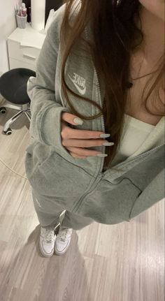 Foto Poses, Selfie Ideas Instagram, Winter Fits, Hoodie Outfit, Cute Poses For Pictures, Cute Everyday Outfits, Cute Simple Outfits, Cute Poses, Cute Selfie Ideas