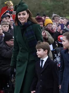 Este año, el 25 de diciembre es más especial que nunca para la familia real británica. El 2024 ha estado marcado por el cáncer tanto del rey Carlos (76 años) como de Kate Middleton (42 años). De ahí que hace unas semanas, el monarca hiciera saber a su familia que quería que este año las fiestas fueran especiales.El rey Carlos envió una invitación a más de 30 miembros de su familia para juntarse en Sandringham el día de Navidad. Cada año, este es el lugar en el que los Windsor pasan las fiesta...