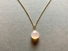 PINK CHALCEDONY GEMSTONE NECKLACE IN 14K GOLD FILLED Handmade pink/peach colored Chalcedony Gemstone Necklace in 14K Gold filled.  You can choose your favorite chain :) I send all my jewelry packaged in a small jewelry pouch. MATERIAL Chalcedony, dyed, approx. 10x10 mm 14K Gold filled Chalcedony Necklace, Birthday Necklace, Pink Chalcedony, Necklace Rose, Christmas Gift Jewelry, Pink Peach, Gift Jewelry, Small Jewelry, Jewelry Packaging