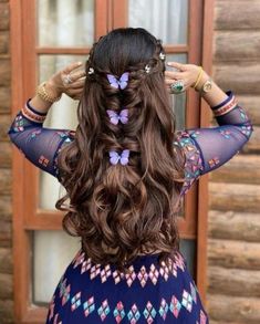 Open Hairstyle On Gown, Mehndi Look Hairstyle, Formal Hair Inspiration, French Braid Hairstyles Indian, Mehendi Hairstyles Bridesmaid, Lengha Skirts, Engagement Hairstyles For Saree, Indian Wedding Hairstyles For Long Hair, Engagement Hairstyles For Lehenga