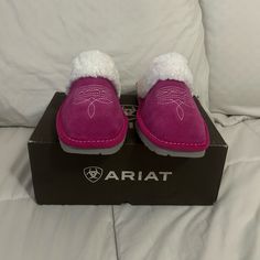 Brand New Never Used Ariat Pink Slipper Ariat Slippers, Boot Slippers, Western Stuff, Love Pink Wallpaper, Ll Bean Women, Ariat Boots, Pink Slippers, Soft Slippers, Suede Slippers