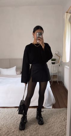 Mini Skirt Outfit Night, Leather Mini Skirt Outfit, Black Mini Skirt Outfit, Elegantes Outfit Damen, Black Skirt Outfits, Rok Mini, Leather Skirt Outfit, Party Outfits Night, Winter Skirt Outfit