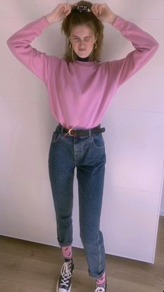 Slasher Outfit Ideas, Pastel Sweatshirt Outfit, Preppy 80s Outfit, Soft 80s Outfit, Footloose Inspired Outfits, 80s Popular Girl, 80s Aesthetic Outfits Women, Casual 80s Outfits Women, 80s Popular Girl Outfit