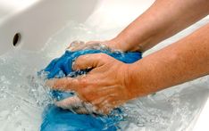 a person washing their hands in a sink with the words 3 tek perawanan