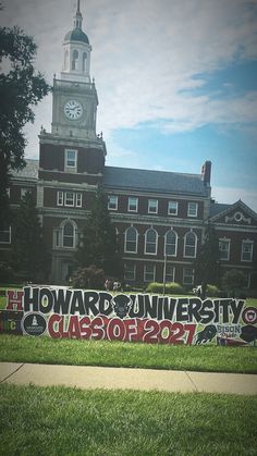 a sign in front of a building that says howard university class of 2017 on it