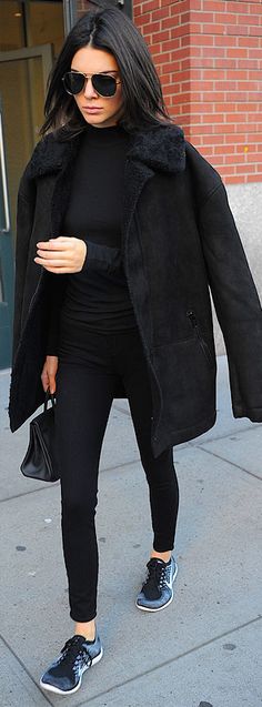 How to wear leggings for winter - Kendall Jenner in a black turtleneck, shearling coat and sneakers Style Kendall Jenner, Estilo Kardashian, How To Wear Sneakers, Gray Sneakers, Models Off Duty Style, Hermes Shoes, Bohol