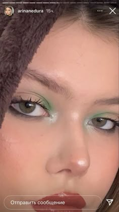 Simple Green Eyeshadow Tutorial, Green And Orange Eye Makeup, Makeup With Beads, Simple Green Eyeshadow Looks, Natural Green Eye Makeup, Simple Green Eyeshadow, Simple Green Eye Makeup, Ren Fair Makeup, Makeup Looks Green Eyes