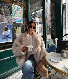 Alle Beiträge • Instagram Fluffy Coat Outfit, Outfits With Fur Coats, Fluffy Jacket Outfit, Holiday Outfit Winter, Commense Official, Fur Coat Outfits, Faux Fur Coats Outfit, Platform Uggs