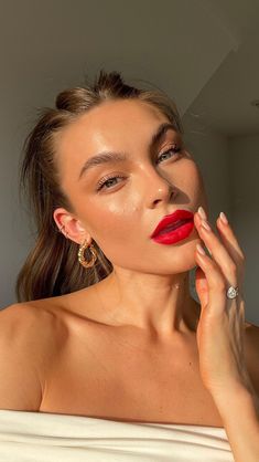 Red Lip Outfit, Red Lips Outfit, Red Lipstick Makeup Looks, Seasons Changing, Red Lipstick Makeup, Tanned Makeup, Minimalist Makeup, Makeup Girl