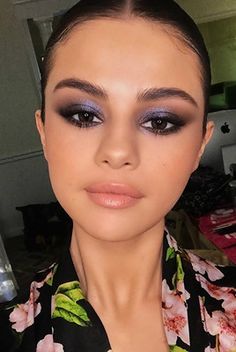 Machiaj Smokey Eyes, Purple Smokey Eye Makeup, Christmas Party Makeup, Selena Gomez Makeup, Purple Smokey Eye, Makeup 2018, Celebrity Makeup Looks, Beauty Make-up