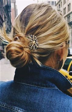 Messy Pinned Up Hair, Updos With Barrettes, Medium Hair Barrette Hairstyles, Chic Summer Evening Hair Accessories, Blonde Hair Updo Messy, Casual Side Bun, Braids For Medium Length Hair, Hairstyles For Medium Length Hair Easy, Medium Length Hair Men