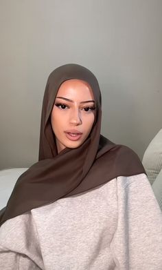 Hijabi Clean Girl Aesthetic, Pretty Hijab Styles, Hijab Fashion Inspiration Winter, Vela Hijab, Brown Hijab Outfit, Pretty Hijabi, Hijab Colours, Brown Hijab, Modal Hijab