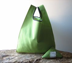 Unisex tote bag handmade in cotton green color by AtelierSettembre Green Recyclable Bags For Gifts, Green Reusable Shopping Bags, Green Reusable Bags For Gift, Waxed Canvas Lunch Bag, Black Lunch Bag, Lunch Bag For Men, Minimal Bags, Polka Dot Tote Bag, Mens Lunch Bag