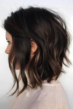 24 Timeless Feathered Hair Ideas To Look Fresh And Modern Red Hair Cuts, Feathered Hair Cut, Feathered Hair, Medium Bob, Wavy Lob, Penteado Cabelo Curto, Feathered Hairstyles, Dark Brown Hair, Hair Today