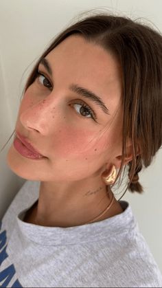 Hailey Makeup Looks, Haily Biber Make Up Looks, Daily Make Up Look, Hailey Bieber Strawberry Makeup, Makeup Summer Looks, Strawberry Make Up Look, Cute Strawberry Makeup Look, Strawberry Make Up Ideas, 2024 Makeup Trends Natural