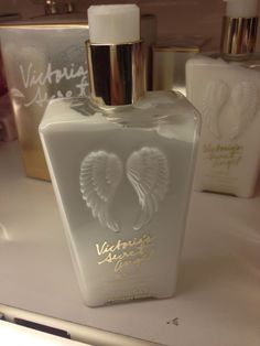 Profumo Victoria Secret, Koleksi Parfum, Parfum For Women, Gold For Women, Perfume Collection Fragrance, Victoria's Secret Angel, Body Smells, Perfume Scents, Perfume Lover