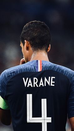 the back of a soccer player's shirt that says varane