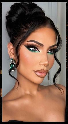 Inspiration Emerald Eye Makeup, Machiaj Smokey Eyes, Makeup Rosa, Green Dress Makeup, Prom Eyes, Maquillage Yeux Cut Crease, Christmas Eye Makeup, Prom Eye Makeup, Prom Makeup Looks