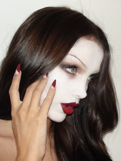 Vampire Makeup Looks, Vampire Hair, Vampire Makeup Halloween, Vampy Makeup, Vampire Makeup, Face Art Makeup, Cool Makeup Looks, Make Up Inspo