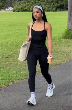 Since we’re always being asked about our favorite gym outfits, I thought I’d put them in a whole blog article. 🥰 Modele Fitness, Gymwear Outfits, Pilates Clothes, Look Legging, Working Out Outfits, Cute Workout Outfits, Fitness Wear Outfits, Cute Gym Outfits, Gym Outfits