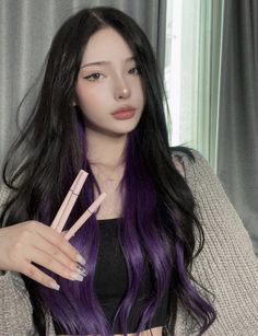 Purple Peekaboo Hair, Purple Hair Streaks, Peekaboo Hair Colors, Dark Purple Hair, Dyed Hair Purple, Korean Hair Color, Hair Color Underneath, Peekaboo Hair, Hair Color Streaks