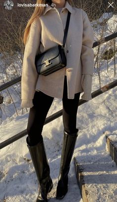 Time Less Outfits, Old Money Boots, Elegant Winter Outfits, Grey Sweater Outfit, Winter Fashion Outfits Casual, Elegante Casual, Paris Outfits, Cold Weather Outfits