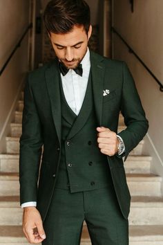 Traje de novio verde oliva. 
#trajesdenovio #trajes2024 #novio #boda Green Tuxedo With Suit Collar For Wedding, Green Tuxedo Suit For Wedding, Green Tuxedo Style Three-piece Suit For Wedding, Green Double Breasted Tuxedo Suit For Wedding, Green Notch Lapel Suits For Party, Green Three-piece Suit With Notch Lapel For Party, Green Fitted Three-piece Suit For Groom, Fitted Green Three-piece Suit For Groom, Green Notch Lapel Three-piece Suit For Party