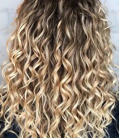 blonde ringlets - Google Search Curly Color, Curling Hair, Beach Wave Hair, Colored Curly Hair, Lob Hairstyle, Curly Hair With Bangs, Pastel Hair, Hair Curly, Rainbow Hair